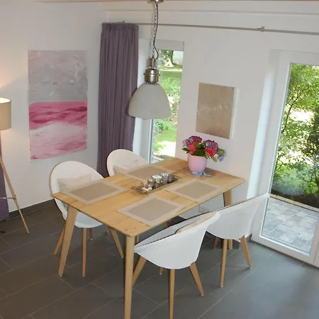 Idyllisches-ambiente-am-suedstrand-rechts