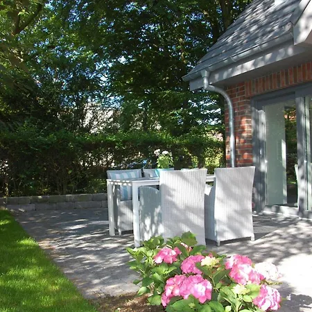 Idyllisches-ambiente-am-suedstrand-rechts Wyk auf Föhr