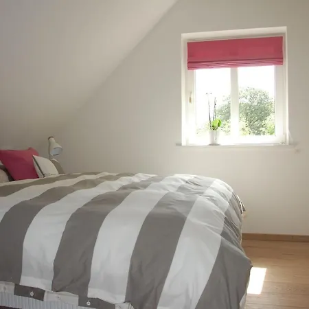 Idyllisches-ambiente-am-suedstrand-rechts Wyk auf Föhr