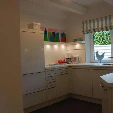 Idyllisches-ambiente-am-suedstrand-rechts Wyk auf Föhr