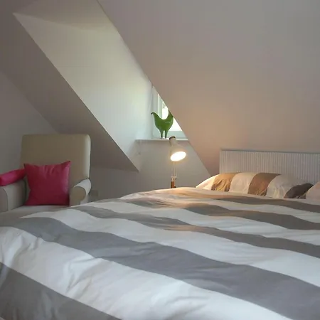 Idyllisches-ambiente-am-suedstrand-rechts