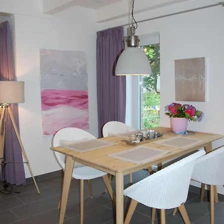 Idyllisches-ambiente-am-suedstrand-rechts Wyk auf Föhr