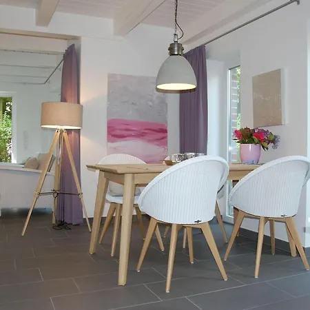 Idyllisches-ambiente-am-suedstrand-rechts