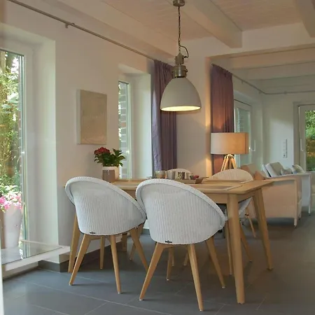 Idyllisches-ambiente-am-suedstrand-rechts