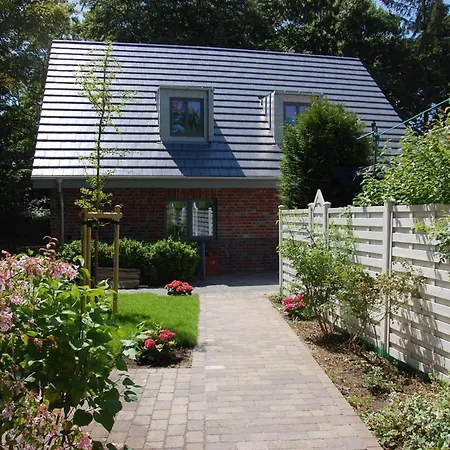 Idyllisches-ambiente-am-suedstrand-rechts 別荘