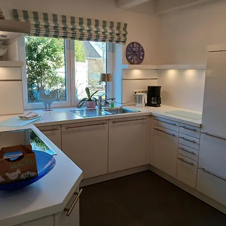 Idyllisches-ambiente-am-suedstrand-rechts Wyk auf Föhr