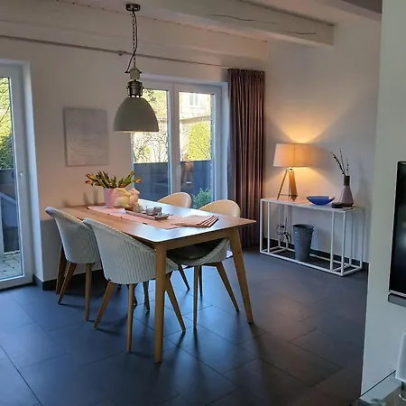 Idyllisches-ambiente-am-suedstrand-rechts Wyk auf Föhr