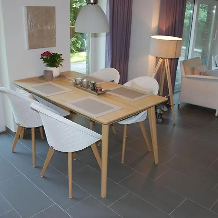 Idyllisches-ambiente-am-suedstrand-rechts * Wyk auf Föhr