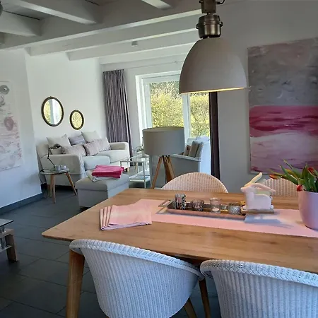 Idyllisches-ambiente-am-suedstrand-rechts 別荘