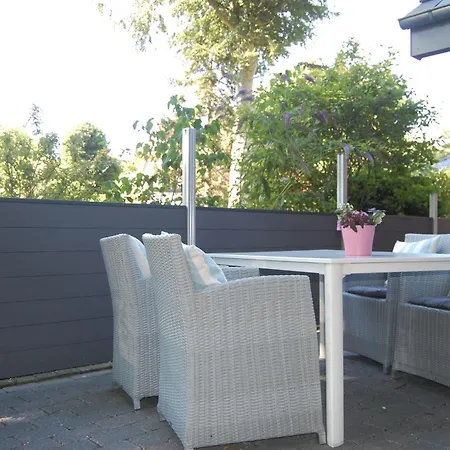 Idyllisches-ambiente-am-suedstrand-rechts Wyk auf Föhr